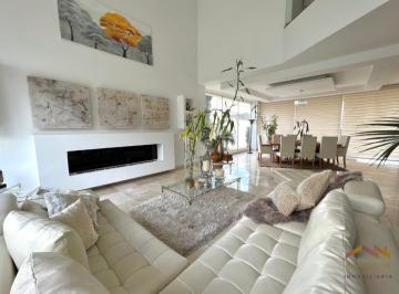 Casa · 400m² · 3 Habitaciones · 3 Estacionamientos · Hermosa Casa en Venta o Renta Sector Hilacril - Tumbaco.