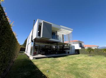 Casa · 861m² · 2 Estacionamientos · Casa en Venta Moderna y Amplias Áreas Verdes Conjunto Privado en Puembo