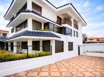 Casa de 6 habitaciones, Quito · Casa Independiente en Venta – Sector Colegio Sek
