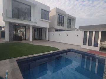 Casa de 3 habitaciones, Guayaquil · Casa Moderna en Venta en Isla Mocolí | 490 m² de Terreno con Piscina