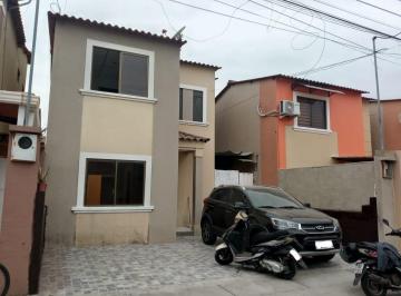 Casa · 85m² · 4 Habitaciones · 2 Estacionamientos · Casa en Venta en Aurora, Urb. La Joya Chrs