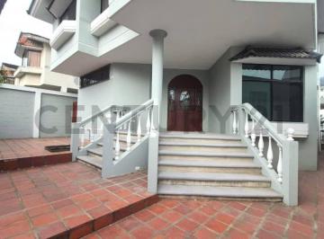 Casa · 324m² · 6 Habitaciones · 1 Estacionamiento · Venta de Casa en Urb. Santa Cecilia - Ceibos J. Zav