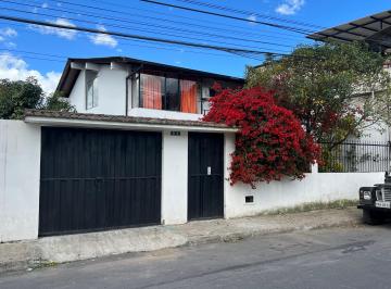 Casa de 5 habitaciones, Quito · Casa en Venta Nayon