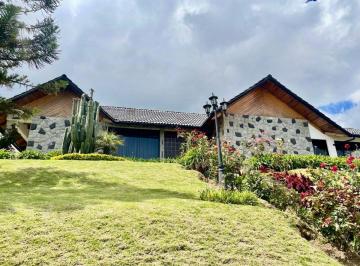 Casa de 9 habitaciones, Quito · Casa en Venta Pinar Alto a 5 Minutos del Cc. El Bosque 813 m² Construcción y 1843 m² de Terreno