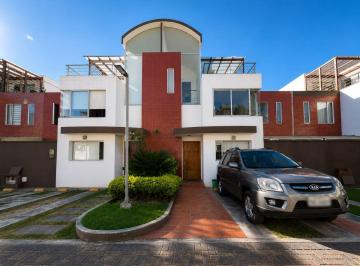 Casa de 4 habitaciones, Quito · En Venta Casa de 4 Dorm. Dentro de Conjunto Privado con Piscina - Tumbaco - La Cerámica