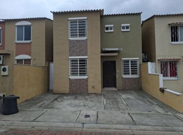 Casa de 4 habitaciones, Guayaquil · Casa de Alquiler en La Urbanización Villa del Rey, 4 Dorm., 4 Baños.
