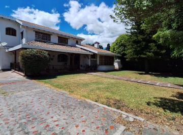 Casa de 4 habitaciones, Quito · Casa Rústica en Venta con Amplio Terreno – Urbanización Pueblo Viejo de Santa Ana, Sangolquí