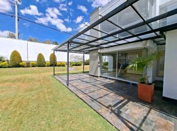 Casa · 598m² · 3 Habitaciones · 4 Estacionamientos · Venta Casa Esquinera, Amplio Jardin, 4 Parqueos, Conjunto Lumbisí