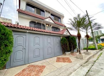 Casa de 6 habitaciones, Guayaquil · Casa con 6 Dorm. en Alquiler, Urb. Los Álamos, Norte de Guayaquil. Ciudadela Privada. 335 m²