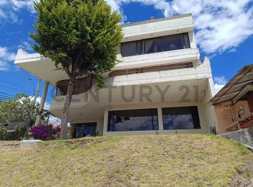 Casa · 754m² · 5 Habitaciones · 3 Estacionamientos · Casa en Venta de 754 m² Departamentos Independientes Terraza 360° Carcelén