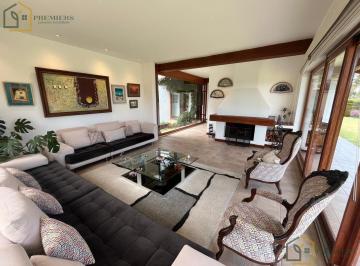 Casa · 463m² · 4 Habitaciones · 9 Estacionamientos · Casa de Venta en Pifo