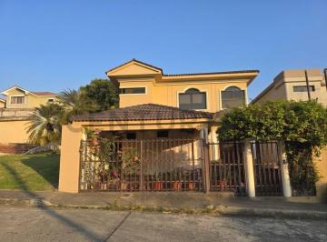 Casa · 235m² · 3 Habitaciones · 2 Estacionamientos · Venta Casa con Jacuzzi de 3 Dorm. en La Ciudadela Ceibos Norte, C. Ram