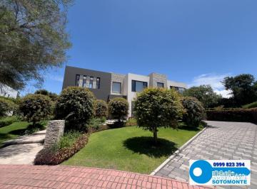 Casa de 4 habitaciones, Quito · Urbanizacion Arrayanes Casa de 4 Habitaciones Lindos Jardines