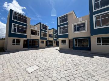 Casa · 135m² · 3 Habitaciones · 2 Estacionamientos · Casa en Venta Vip, en El Sur de Ambato (Sector Huachi La Joya)