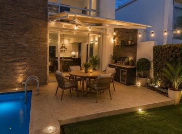 Casa · 280m² · 3 Habitaciones · 2 Estacionamientos · Casa - San Patricio de Cumbayá