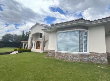 Casa de 4 habitaciones, Quito · Vendo Hermosa Residencia de Lujo, Casa Clasica en Urbanización Privada Puembo Arrayanes