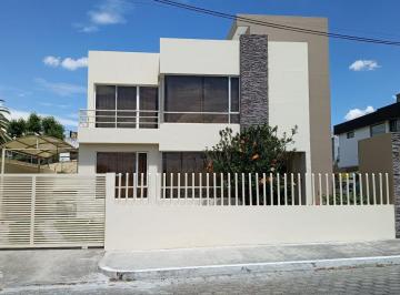 Casa de 3 habitaciones, Quito · Casa de Venta en Cumbaya en Urbanización Privada