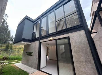 Casa de 3 habitaciones, Cuenca · Moderna Propiedad Luminosa a 5 Min. del Iess (V3198)