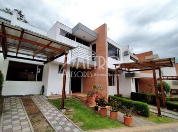 Casa de 3 habitaciones, Quito · Casa en Venta Tumbaco Urbanización Privada