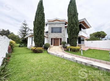 Casa · 416m² · 4 Habitaciones · 4 Estacionamientos · Renta de Casa Dentro de Urbanización Cerca a La Administración Zonal del Valle Conocoto
