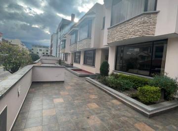 Casa de 5 habitaciones, Quito · Oportunidad $220.000 Negociables: Casa Esquinera de 327 m² en Jardines de Amagasí