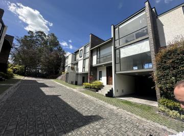 Casa · 323m² · 6 Habitaciones · 4 Estacionamientos · Casa de Venta de Oportunidad Cerca del Colegio Spellman Vía a Lumbisi