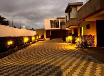 Casa de 3 habitaciones, Quito · Vendo por Estrenar Casa de Venta en Puembo
