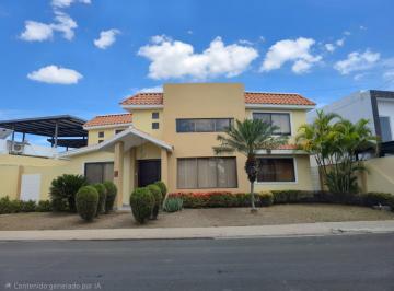 Casa · 240m² · 5 Habitaciones · 2 Estacionamientos · Se Vende Casa en Urb. Manta Beach con Dormitorio en Planta Baja