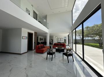 Casa · 370m² · 5 Habitaciones · 7 Estacionamientos · Casa de Lujo Independiente Sector Residencial Puembo 370 Mtrs2 Lote 2338