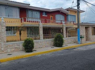 Casa · 608m² · 4 Habitaciones · 8 Estacionamientos · Casa con Piscina San Rafael Tu Propiedad en Valle de Los Chillos - Alangasí