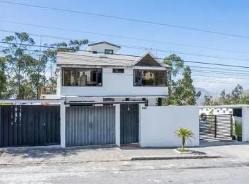 Casa de 4 habitaciones, Quito · Casa en Venta en La Urbanizacion La Marca en La Mitad del Mundo