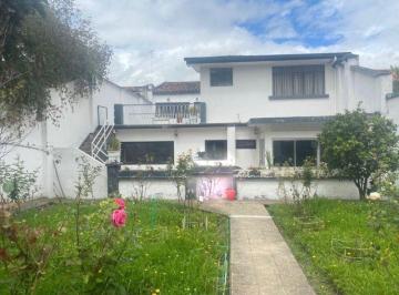 Casa · 450m² · 1 Estacionamiento · Casa en Venta en El Centro Histórico de Cuenca, No Inventariada, con 500 m² de Terreno.