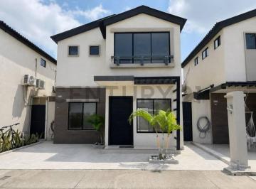 Casa · 94m² · 4 Habitaciones · Venta de Casa en Urbanización Los Prados.