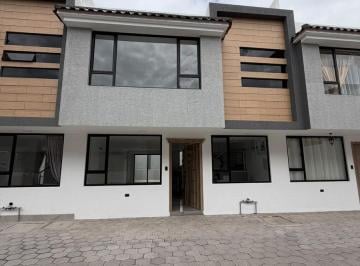 Casa · 136m² · 3 Habitaciones · 1 Estacionamiento · Casa de Venta Vip en El Sur de Ambato