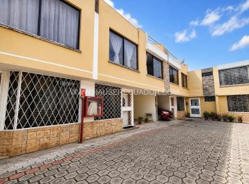 Casa · 173m² · 3 Habitaciones · 1 Estacionamiento · Casa en Venta en Pomasqui con Renta Activa | 184 m² | Oportunidad Para Inversionistas