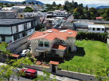 Casa · 945m² · 4 Habitaciones · 3 Estacionamientos · Exclusiva Propiedad con Cuatro Habitaciones y Amplias Áreas Sociales en La Armenia 2