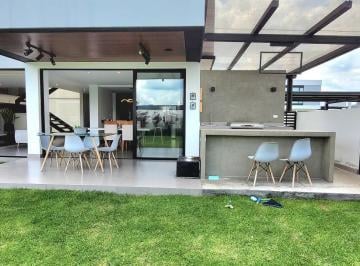 Casa · 205m² · 3 Habitaciones · 2 Estacionamientos · Casa en Venta en Conjunto con 120 m² Jardín Posterior
