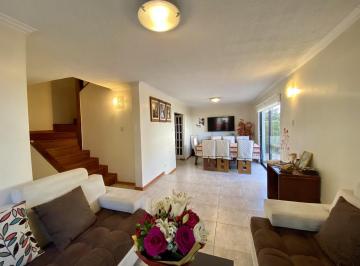 Casa · 168m² · 4 Habitaciones · 1 Estacionamiento · Casa Esquinera en Venta Cerca del Centro Comercial El Portal