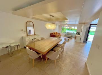 Casa · 250m² · 4 Habitaciones · 2 Estacionamientos · Casa de Venta Sector El Nacional - Cumbaya / Tumbaco