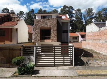 Casa de 3 habitaciones, Cuenca · Amplia Casa en Venta en Río Sol – Cuenca