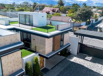 Casa · 275m² · 4 Habitaciones · 2 Estacionamientos · Casacasa en Venta Tumbaco 4 Habutaciones