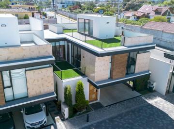 Casa · 263m² · 4 Habitaciones · 2 Estacionamientos · Casacasa en Venta Tumbaco 4 Habutaciones
