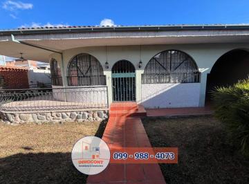 Casa de 3 habitaciones, Cuenca · Amplia Casa en Venta, Sector Supermaxi Américas