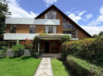 Casa de 3 habitaciones, Quito · Casa Rustica de Renta en Cumbaya Reservorio Jacaranda
