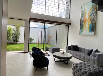 Casa de 3 habitaciones, Quito · Casa de Lujo a Doble Altura | No Adosada | Jardín, Bbq, Hidromasaje y Piscina: Salida a Ruta Viva
