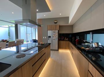 Casa de 3 habitaciones, Quito · Casa de Lujo a Doble Altura | No Adosada | Jardín, Bbq, Hidromasaje y Piscina: Salida a Ruta Viva