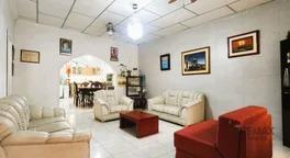 Casa · 169m² · 2 Habitaciones · 3 Estacionamientos · Venta Casa Barrio Cuba Atras del Macdonalds
