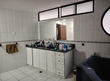 Departamento de 3 habitaciones, Quito · Venta Dpto Duplex con Patio 4 Baños