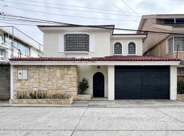 Casa · 309m² · 4 Habitaciones · Casa Comercial de Venta en Kennedy Norte, a Minutos del Gobierno del Litoral