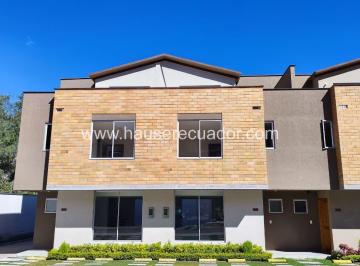 Casa · 135m² · 3 Habitaciones · 2 Estacionamientos · Casa Nueva en Pomasqui con Altillo, Terraza, Patio y Acabados de Primera en Conjunto Privado.